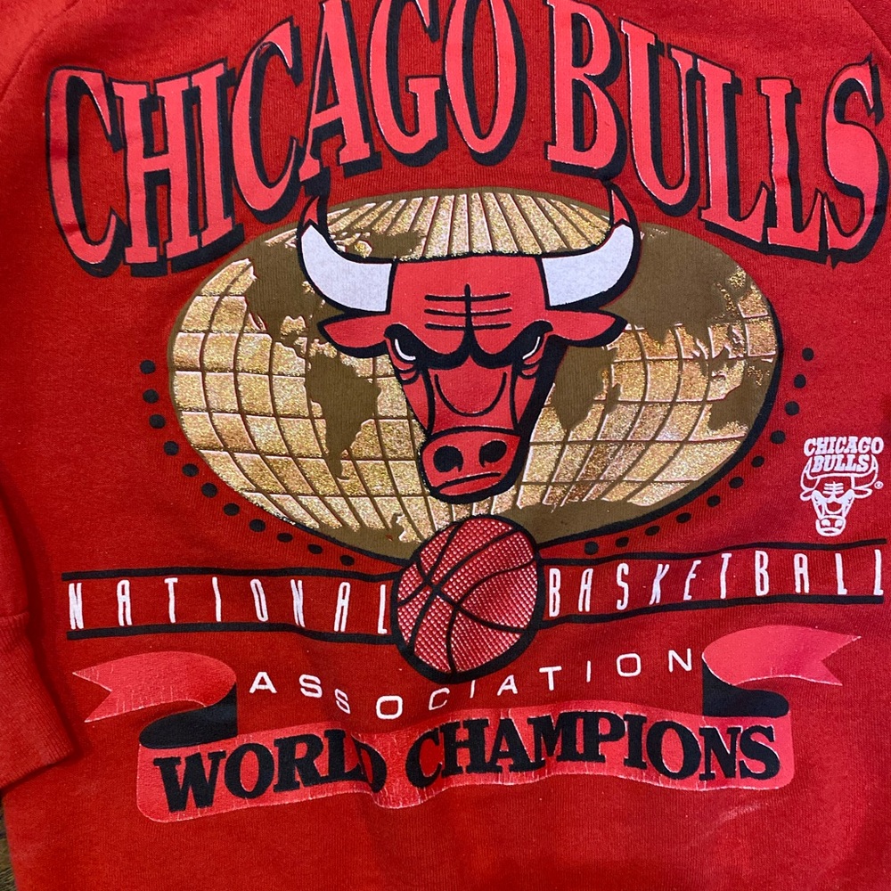 Vintage ‘90s Chicago Bulls Crewneck - Picture 2 of 7
